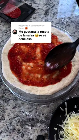 Respuesta a @Danny 🧶 Salsa de tomate para pizza 🍅🍕  Ingredientes: - 3 tomates - ⁠1/2 taza de puré de tomate - ⁠1 cdita de sal  - ⁠Ajo - ⁠Albahaca - ⁠Romero *Porción para una pizza grande o 2 medianas ☺️ #pizza #pizzalover #recetas #italianfood #salsadetomate 