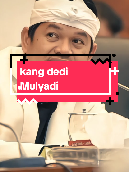 Dedi Mulyadi adalah seorang tokoh politik Indonesia yang dikenal karena kiprahnya di Jawa Barat.  Dedi Mulyadi lahir pada 11 April 1971 di Subang, Jawa Barat. Ia menyelesaikan pendidikan sarjana hukum di Universitas Padjadjaran, Bandung.  Dedi memulai karier politiknya melalui Partai Golkar dan menjabat sebagai Bupati Purwakarta selama dua periode, dari 2008 hingga 2018. Pada 2019, ia terpilih sebagai anggota DPR RI mewakili daerah pemilihan Jawa Barat VII. Pada 2023, Dedi berpindah ke Partai Gerindra dan mencalonkan diri sebagai Gubernur Jawa Barat dalam Pilkada 2024. Ia memenangkan pemilihan tersebut dan dilantik sebagai Gubernur Jawa Barat pada 20 Februari 2025. Dedi Mulyadi sebelumnya menikah dengan Anne Ratna Mustika, yang juga menjabat sebagai Bupati Purwakarta. Namun, pernikahan mereka berakhir pada 2023.  Dengan pengalaman dan dedikasinya, Dedi Mulyadi terus berkontribusi dalam pembangunan dan kemajuan Jawa Barat. source vidio: YouTube  source foto: Pinterest  #kdm #kangdedimulyadi #jabar #viral 