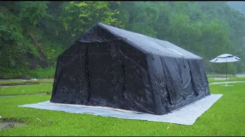 Camping alone in a rainstorm, bring a two-room inflatable tent to enjoy the rainstorm. #Wilderness camping #camping in the rain #outdoor camping #decompression sleep aid video