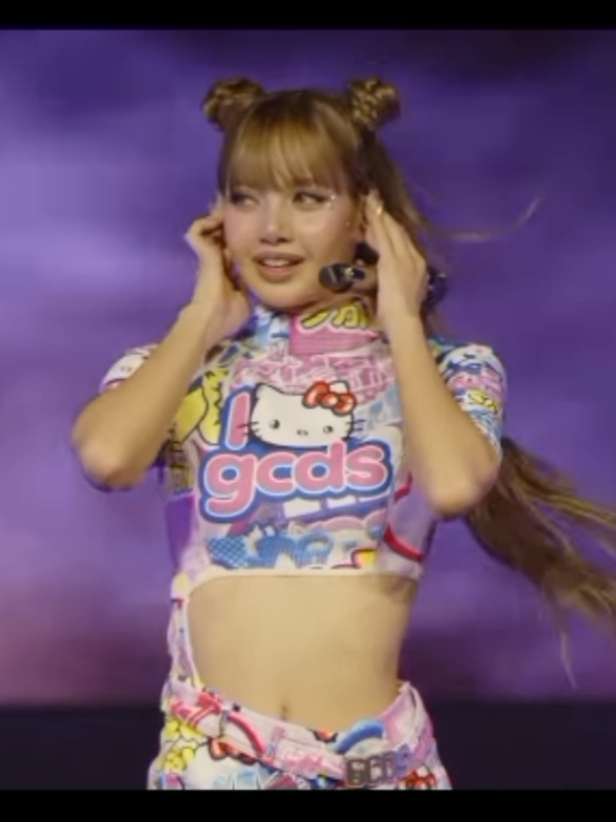 lucu banget, bajunya motif hello kitty 😂 #LISACHELLA #lisa  #coachella 