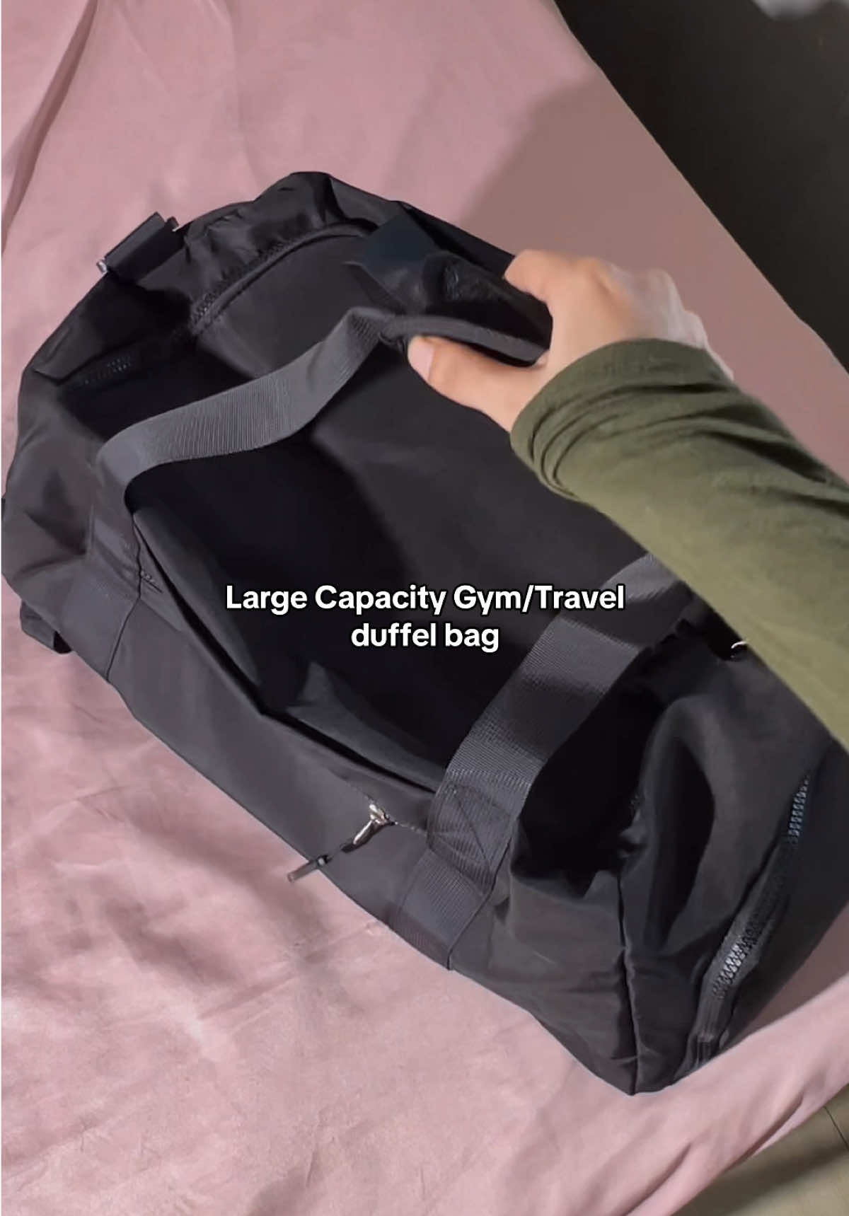 the quality is giving & i love how spacious this travel bag. #travelbag #handcarrybag #gymbag #largecapacitytravelbag #sportbag  #packwithme 