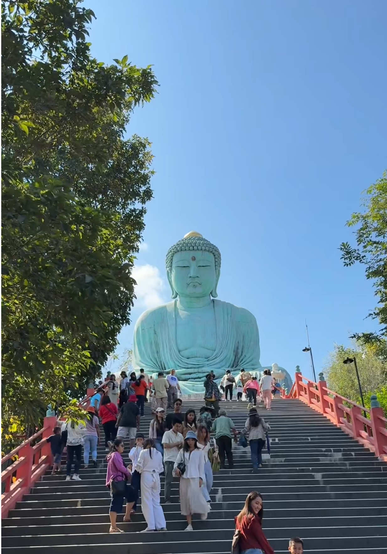 ใครที่อยู่ในวัยท็อปฟอร์ม อายุ 50 ปีขึ้นไป หรือใครมีคุณพ่อคุณแม่เป็นสายเที่ยว ตอนนี้โอกาสดีมาก ททท. เค้ามีแคมเปญ Forever Young ยิ่งเที่ยวยิ่ง young มีโปรโมชั่น ดีลพิเศษๆ แล้วก็ยังมีของรางวัลอีกเพียบเลย ✈️สำหรับวัยท็อปฟอร์มอายุ 60 ปีขึ้นไป ที่จองตั๋วเครื่องบินกับ บางกอกแอร์เวย์ส รับส่วนลดทันที 10% ❗️และรับส่วนลด เพิ่มอีก 100.- เพียงกรอกโค้ด “FLYFOREVER” เมื่อทำการจองผ่านเว็บไซต์  หรือ คลิกลิงค์นี้ https://bit.ly/41KGJsn  และวัยท็อปฟอร์มที่ชอบนวดผ่อนคลาย ขอแนะนำแพ็คเกจนี้เลย “King Of Oasis Signature Massage” ของโอเอซิสสปา สถานที่สวยตกแต่งสไตล์ล้านนาเชียงใหม่ พนักงานที่นี่น่ารักยิ้มแย้ม พูดจาสุภาพ ดูแลลูกค้าดีมากๆ   ⛷️สำหรับใครที่จองแล้ว ลงทะเบียนลุ้นรับของรางวัลจากโครงการได้เลยที่  https://url.in.th/lsPrS  💚ท่านใดที่ซื้อสินค้าและบริการในโครงการ ลงทะเบียนรับกรมธรรม์ประกันอุบัติเหตุจากทิพยประกันชีวิตฟรี!!!  คลิกลงทะเบียนที่   https://url.in.th/pEapB  ( สำหรับ IOS ) https://url.in.th/NtJXF  ( สำหรับ Android ) 👍🏻แจกทุกสัปดาห์ เริ่ม 21 เมษายน 2568 ติดตามได้เลย 📅 วันนี้ – 31 พ.ค. 2568 เท่านั้น!   ☎️ติดตามรายละเอียดกิจกรรมได้ที่ (tag page) Forever Young Holiday ยิ่งเที่ยวยิ่ง Young หรือสอบถามเพิ่มเติมทาง  Line OA: @4everyoung #amazingthailand  #สุขทันทีที่เที่ยวไทย #AmazingThailandGrandTourismandSportsYear2025 #GrandMoment #TAT  #วัยท็อปฟอร์มพร้อมเที่ยว  #foreveryoungholiday  #ยิ่งเที่ยวยิ่งYoung  #TheNext50HipLike20  #Bangkokairways  #บางกอกแอร์เวย์ส  #ทิพยประกันชีวิต #TIPlife      #โอเอซิสสปา #OasisSpa 
