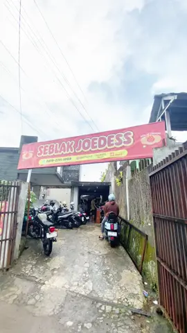 Pasti orang sukabumi udh ga asing ya sama @seblak joedes di Kopeng ini .. ngantrinya masyaallah rame, dan uni akuin ini murah banget seblaknya dan enak 👍🏻👍🏻 #seblakviral #seblakprasmanan #sukabumi #sukabumihits #seblaksukabumi #viral #fypシ゚ 