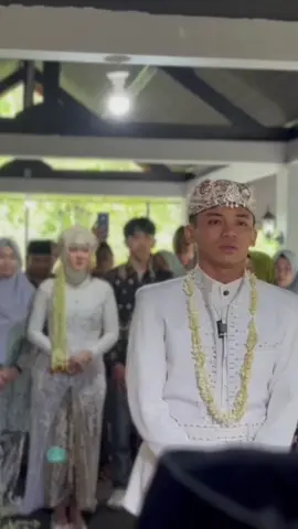 gak nyangka kalo dia bakalan nangis sampe sesegukan, ternyata aku dicintai sebegitunya, semoga yang bisa memisahkan kita hanya maut ya sayang 🥰😘 #cihuyyy #fyp #wedding #intimate #reaction 