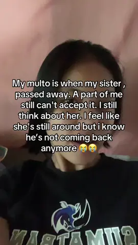 Ang multo ko ay ang pagkawala ng kapatid kong babae. Hanggang ngayon, hindi ko pa rin matanggap. Parang may bahagi pa rin sa akin na umaasang babalik siya… na isang araw, maririnig ko ulit ang boses niya, o maramdaman ko ulit ang yakap niya. Pero alam kong hindi na mangyayari ‘yon. Wala na siya. Miss na miss ko na siya. Sobra. Hindi ko alam kung paano ipagpapatuloy ang buhay na wala siya. Ang sakit-sakit. Araw-araw, binabalikan ko ang mga alaala namin,mga tawa, mga kwento, mga simpleng sandali na ngayon ay kay hirap nang balikan dahil alam kong hindi na mauulit. Tahimik na ang bahay pero parang naririnig ko pa rin siya. Ramdam ko pa rin ang presensya niya sa mga sulok ng kwarto. Para bang andyan pa rin siya, pero hindi ko na siya mahawakan. Hindi ko alam kung kailan luluwag ang dibdib ko. Ang tanging alam ko lang, hanggang sa huling hininga ko, hinding-hindi ko siya makakalimutan.🕊️😭@NikkiManaligod #fyppppppppppppppppppppppp#fypシ゚ #trending 