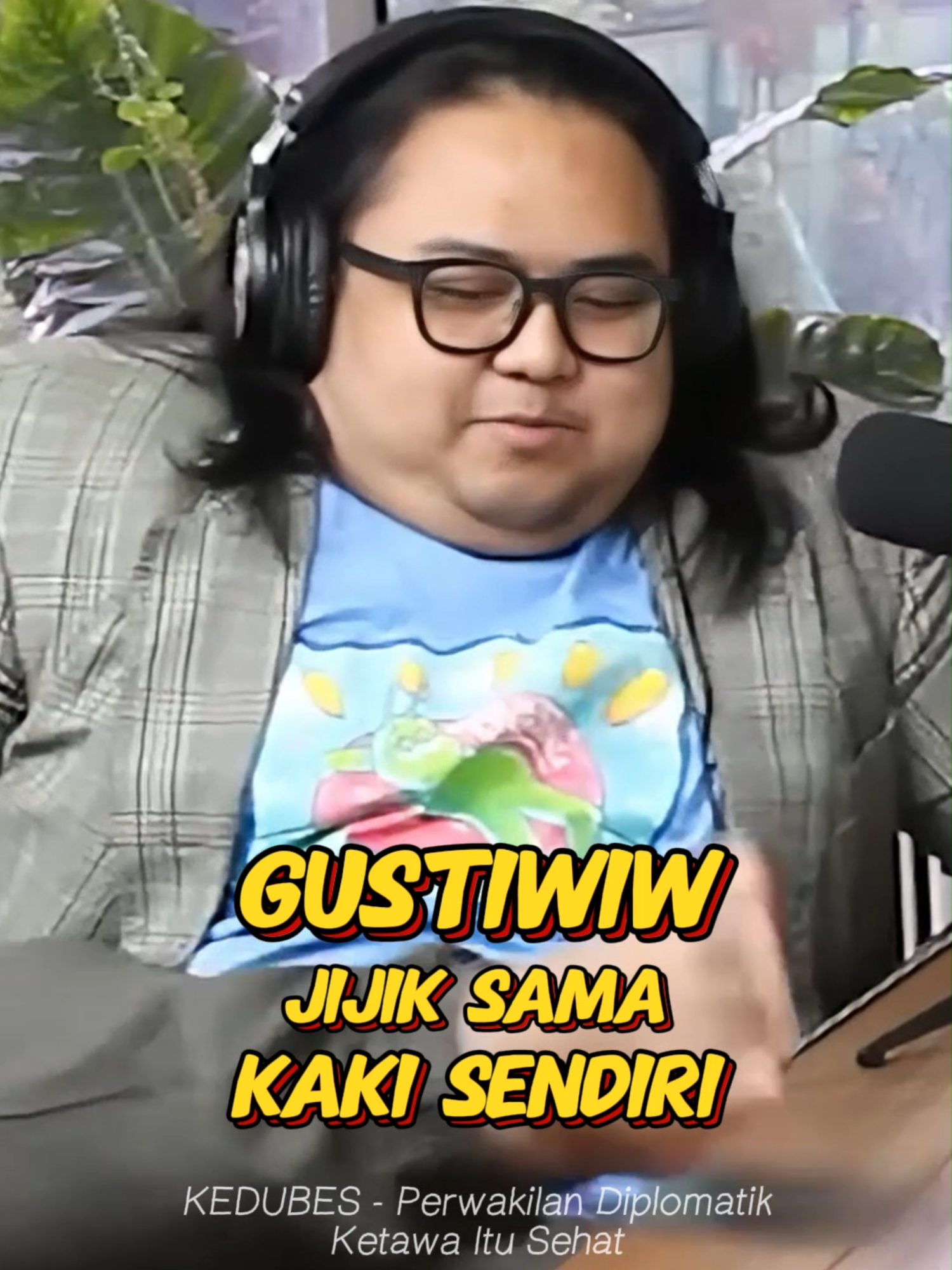 GUSTIWIW JIJIK SAMA KAKI SENDIRI ⁉️ Kenapa random banget sih gusti 😂 Tonton selengkapnya di YT KEDUBES Perwakilan Diplomatik #klip #podcast #lucu #ngakak #ketawa #kocak #ketawaitusehat  #kedubes #perwakilandiplomatik #jebunggg #gustiwiw #nehrurindra