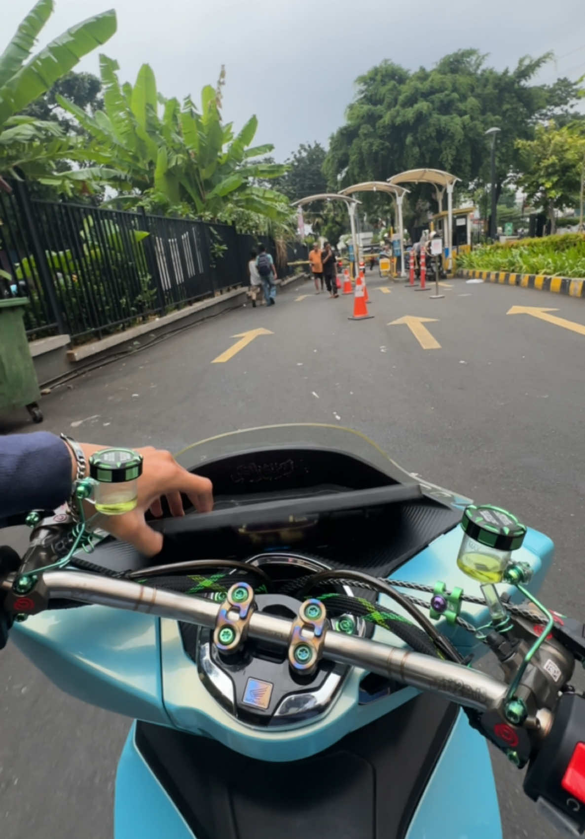 Tau kan alesan, kenapa cowo gamau nemenin nge mall🤨 #fyp #fypシ #zbcxya #bismillahfyp #modified #pcx #r17style #thailookstyle #mothaistyle #pcxmodifikasi #thailookstyle🇹🇭 #pcxindonesia #pcx160ล้อ17แต่งสวย 