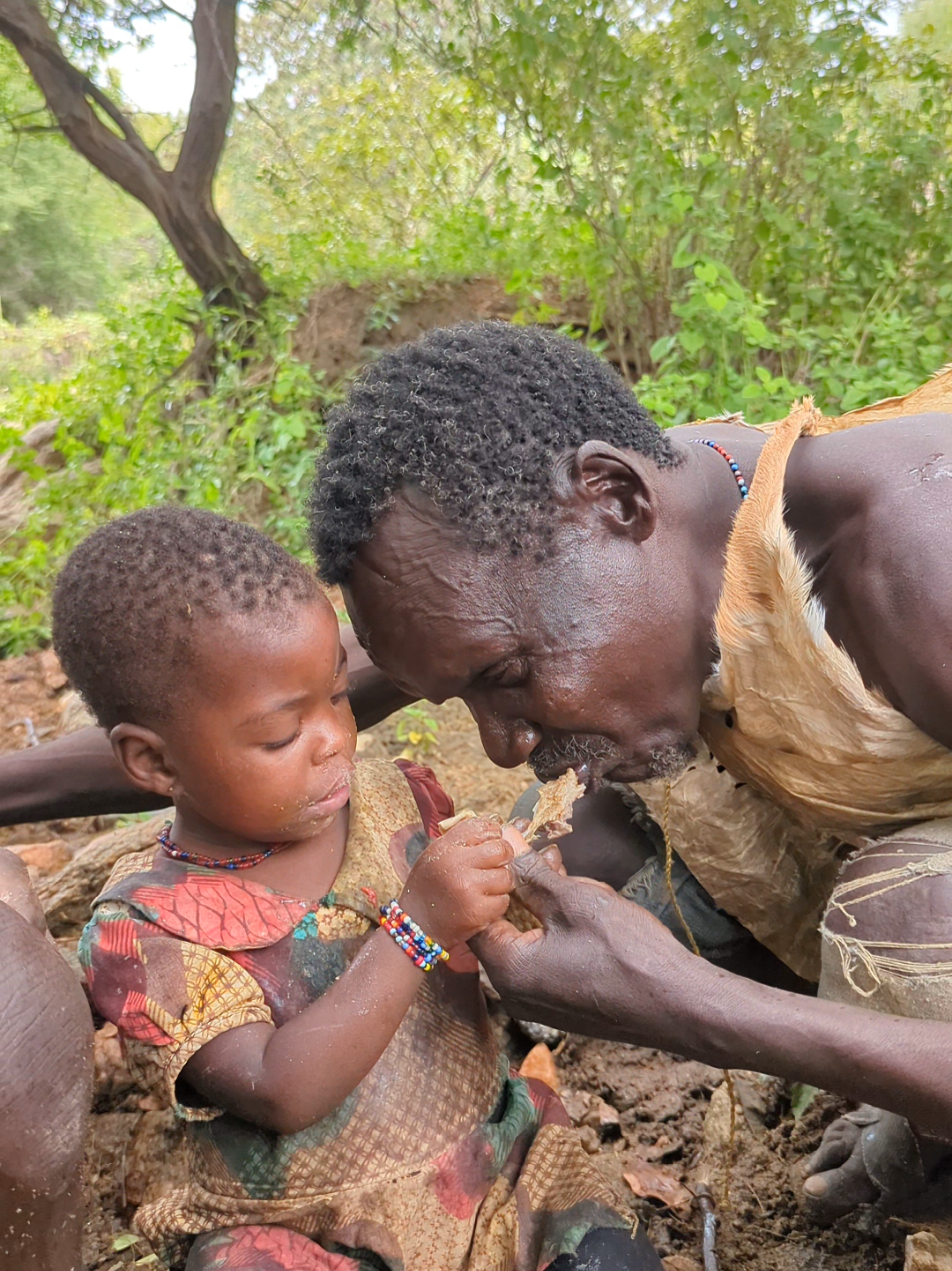 Feeding their princess in middle of nowhere🥰😋#hadzabetribe #trendingvideo #shorts #dudukwe #kidstiktok #fyp 
