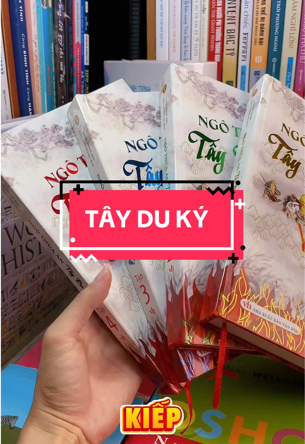 “Tây Du Ký” – một trong tứ đại danh tác của trung hoa.  Hành trình kinh điển vượt thời gian, mê hoặc hàng triệu độc giả suốt hàng trăm năm! Bộ sách Tây Du Ký kể về chuyến thỉnh kinh gian nan của Đường Tăng và ba đồ đệ: Tôn Ngộ Không, Trư Bát Giới và Sa Tăng. Hơn 81 kiếp nạn, họ chiến đấu với yêu ma quỷ quái, vượt qua cám dỗ, hiểm nguy để hoàn thành sứ mệnh thiêng liêng. Không chỉ là một tác phẩm giả tưởng lôi cuốn, Tây Du Ký còn ẩn chứa nhiều bài học sâu sắc về lòng kiên trì, niềm tin, sự giác ngộ và đạo làm người.#tiemsachbinhyen #BookTok #sachhay #sách #reading #tayduky  