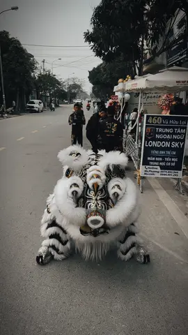 “人們的眼睛是黑的，心臟是紅的，但有時他們的眼睛和心臟都是黑暗的.🖤 “Con người có đôi mắt màu đen, trái tim màu đỏ,nhưng đôi khi mắt màu đỏ, trái tim lại trở nên tăm tối..” 🎈#lansurong #lân_sư_rồng_niềm_đam_mê_bất_tận #trunganhduong #khangtuantran #xh #viral #xuhuong 