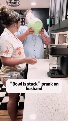 Flour Prank 🤣🤣 #couplehumor #comedy #funny #marriedlife #husbandwife #tiktok #prank #pranktiktok 