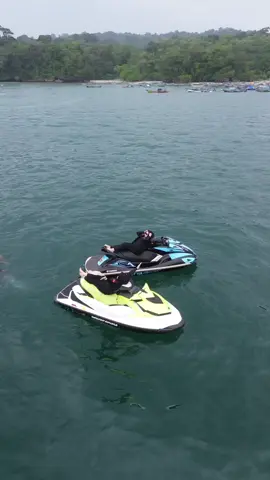 Yakin nih ga mau coba naik jetski 1800Cc kaya gini, sudah termasuk foto dan vidio Drone, Ayoo buruan boking dari sekarang DM atau no ada dibio👌#jetskipangandaran #jetski #sewajetskipangandaran #jetskivideos #berandafyp #pantaitimur #pangandaran #dikitourguide 