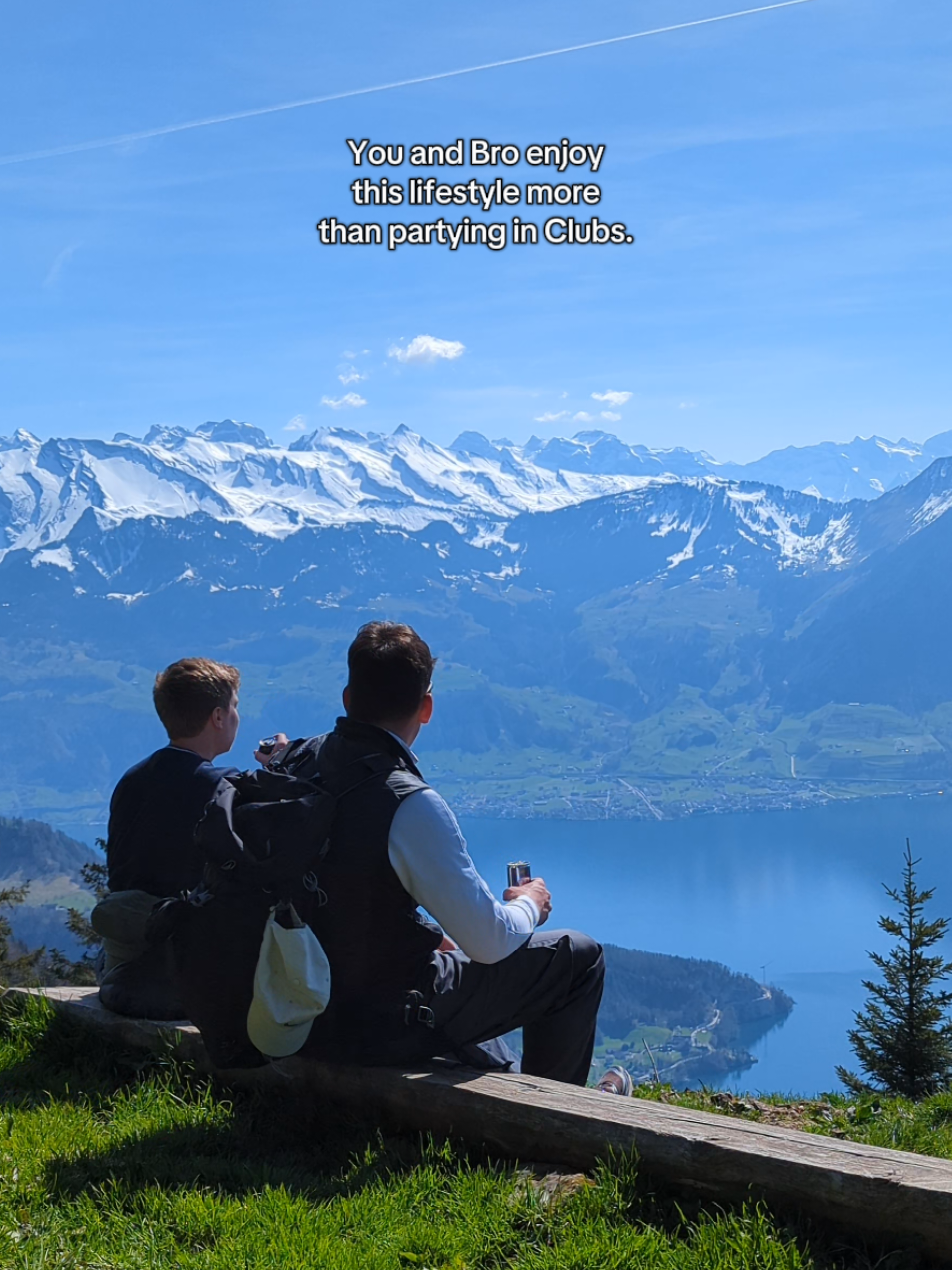 this is your sign to book that hiking trip to Switzerland🇨🇭🙌 #Hiking #switzerland #rigi #luzern #swiss #swissalps #mountains #view #hikingadventures #hiketok #bro #beer #fyy #fyp #groupchat #peaceful 