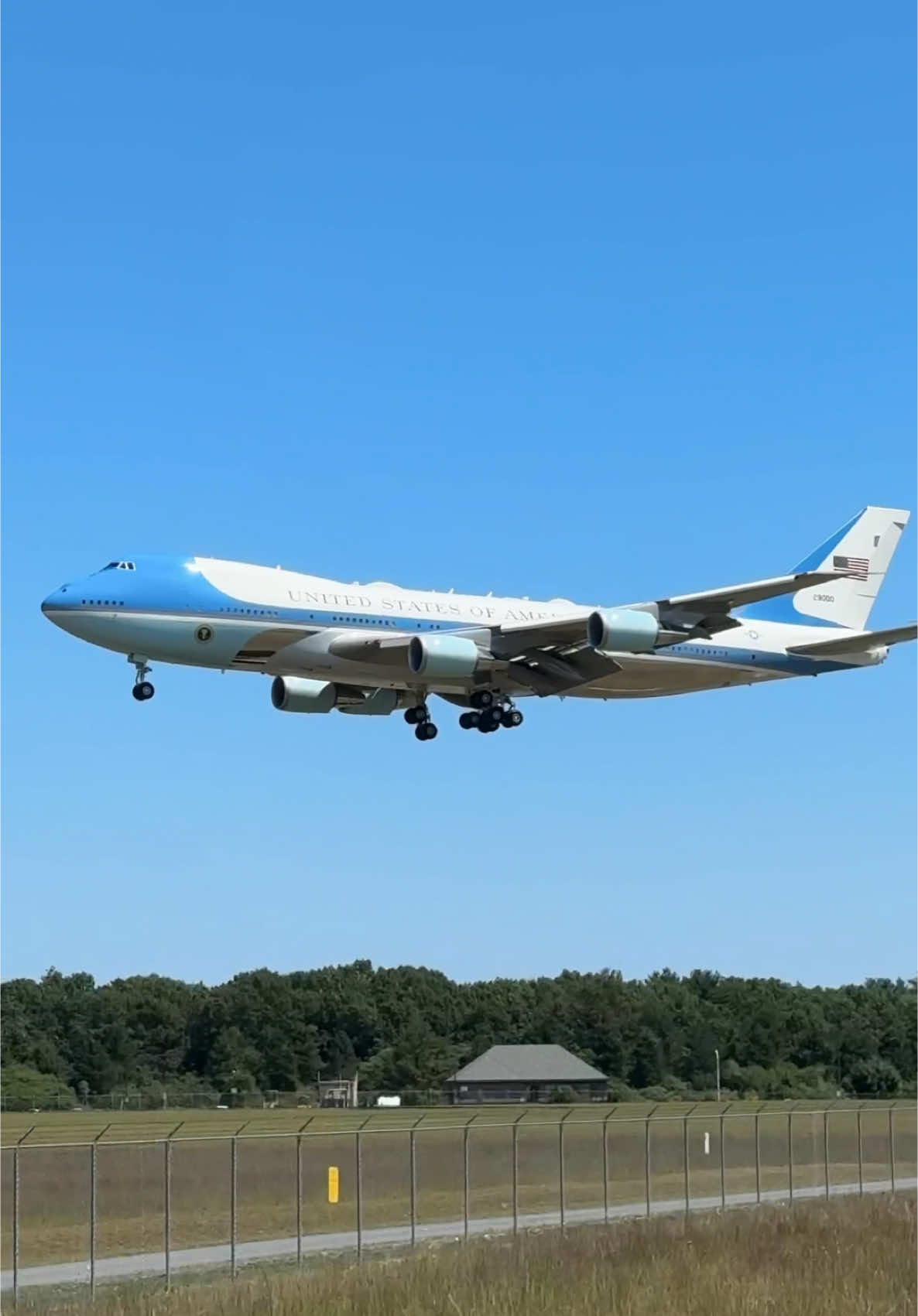 Air Force One touching down in Portsmouth!🇺🇸#planes #military #aviation #airforce #airforce1 #potus #president #businessjet #usairforce #usa #vc25 