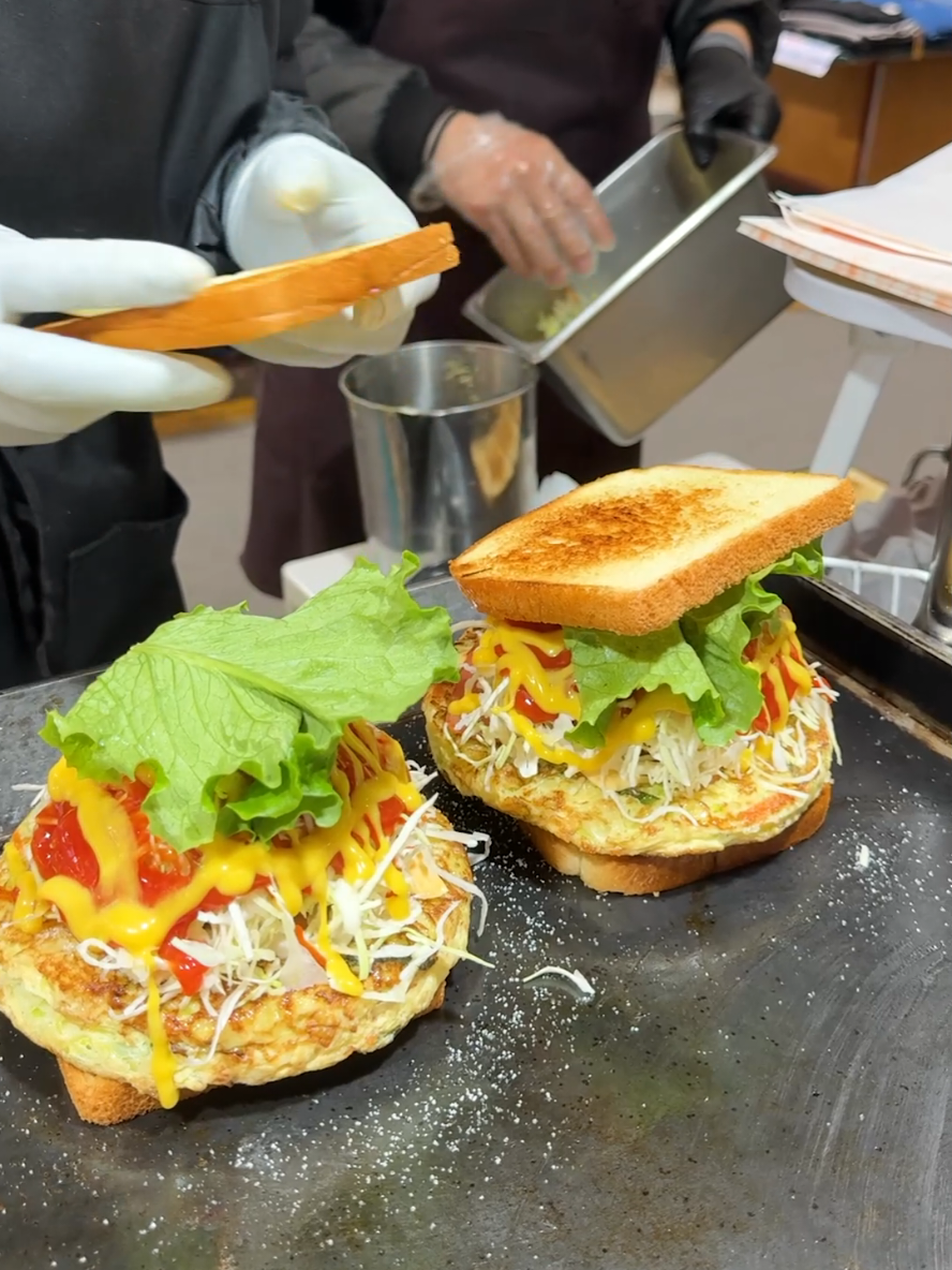 퐁실퐁실 두툼한 계란토스트 Korean Omelette toast #안양중앙시장 #계란토스트 #토스트맛집 #토스트달인 #길거리토스트 #koreanfood #streetfood #koreanstreetfood #eggtoast #koreantoast 