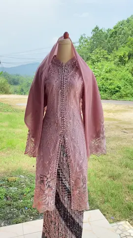 Jatuh cinta sama kebaya ini 🥰 cuman 100rb udah dapet kebaya secantik ini🥰 #kebayawisuda #kebyamodern #kebayalamaran #cuantanpabatas #fypシ゚ #fyp 