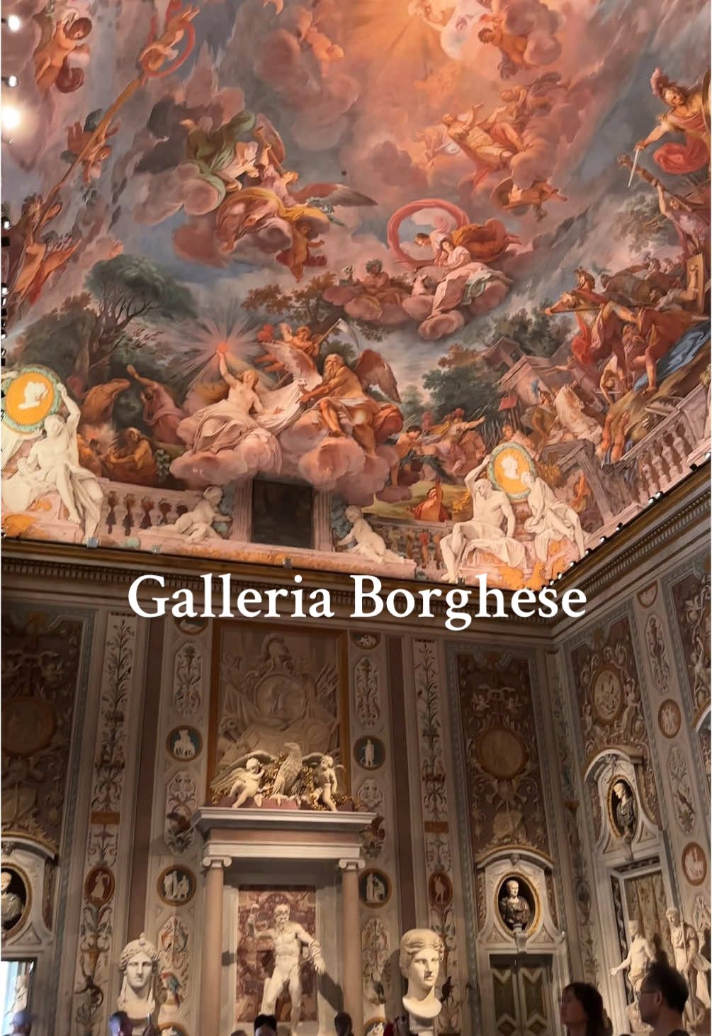 The most gorgeous room 💫 #galleriaborghese #travelitaly #romeitaly 