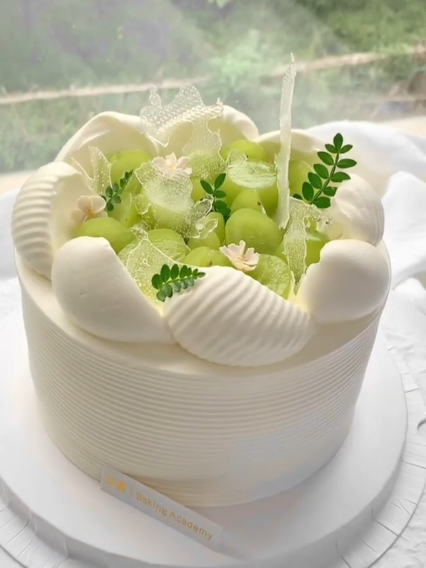 decorando un pastel con detalles de crema y terminado con una racimo de uvas #decoraciondepasteles #cakedesigner #cakedesign #pasteleria #pastel #flores #cake #cumpleaños #birthday #crema #frutas