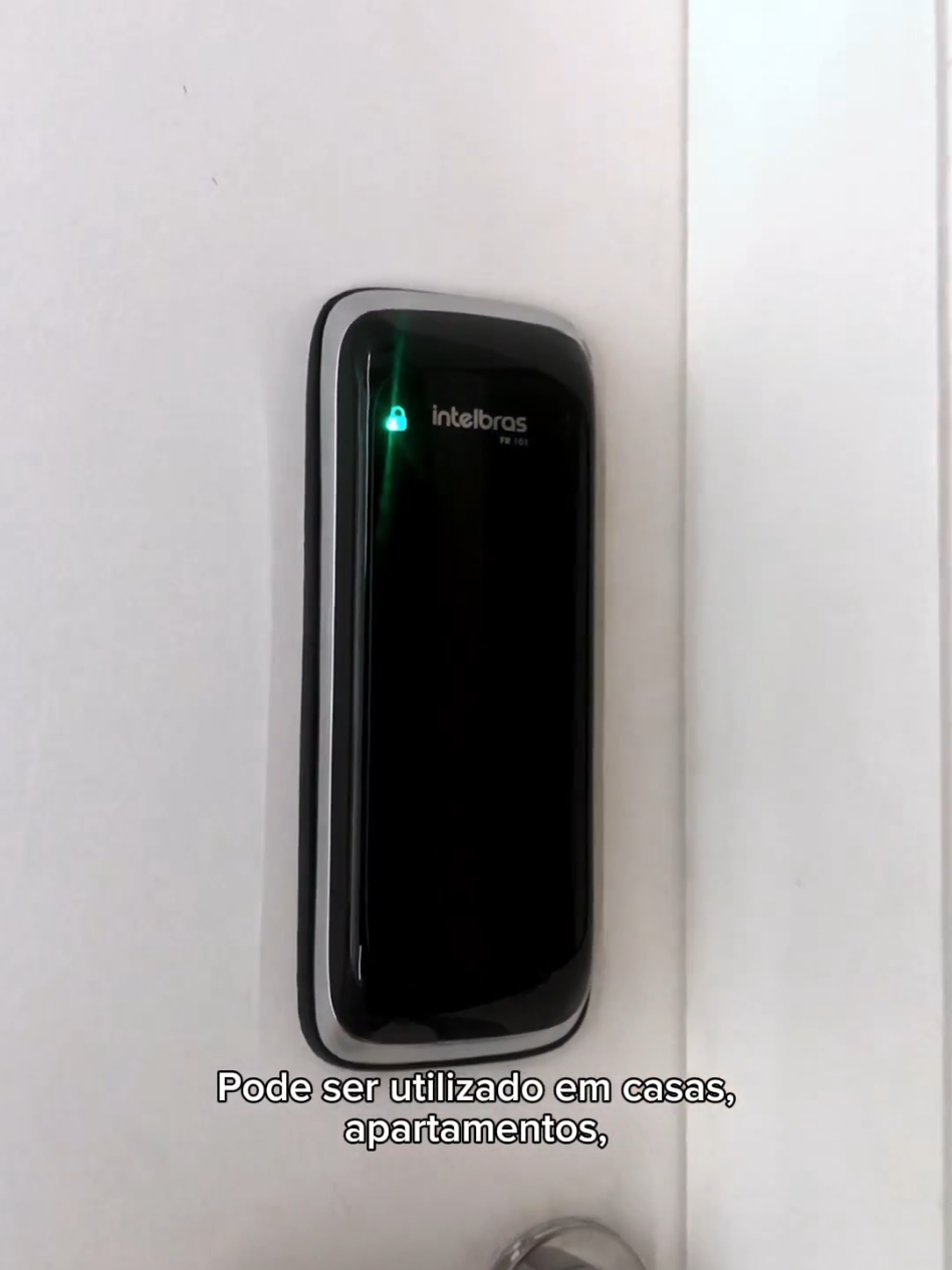 🗝️Fechadura Digital de Sobrepor Touch Screen FR 101 Preta Intelbras! 🔗https://mercadolivre.com/sec/2viYWNM Garanta a segurança do seu patrimônio com a Fechadura Digital FR 101 da Intelbras. Projetada para oferecer tecnologia e comodidade, esta fechadura elimina a necessidade de chaves graças ao seu teclado touch com abertura por senha. Principais Características: Acesso por Senha: Cadastramento de até 4 senhas diferentes, variando de 4 a 12 dígitos, oferecendo controle total sobre quem pode acessar o ambiente. Teclado Touch: Interface moderna e intuitiva, fácil de usar e altamente responsiva. Trava Automática: Sensor programável que realiza o travamento automático da porta ao ser fechada, proporcionando maior segurança e praticidade. Fonte de Alimentação: Funciona com 4 pilhas alcalinas AA, garantindo uma autonomia de até 1 ano. Em caso de esgotamento das pilhas, uma bateria de 9V pode ser usada para acesso emergencial. Alerta de Segurança: Aviso sonoro é ativado após 5 tentativas consecutivas de abertura falhadas ou tentativa de violação, alertando sobre possíveis intrusões. Fácil Instalação: Design sobrepor, permitindo uma instalação rápida e simples sem a necessidade de modificações complexas na porta. Dimensões e Peso: Altura Interna: 8,9 cm Largura Interna: 16,63 cm Profundidade Interna: 3,86 cm A Fechadura Digital de Sobrepor Intelbras FR 101 combina alta segurança com a praticidade da tecnologia moderna, tornando-se a escolha ideal para quem busca proteção e facilidade de uso. Não perca a oportunidade de garantir mais segurança para seu ambiente com a qualidade Intelbras. #fechadura #fechaduradigital #segurança #mercadolivre #cacadordeofertas 