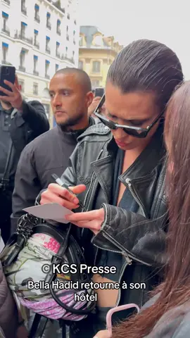 Bella Hadid rentre à son hôtel et reçoit des soutiens pour la cause Palestinienne#palestine #model #hadid #model#bella #thebeauty #tournage 