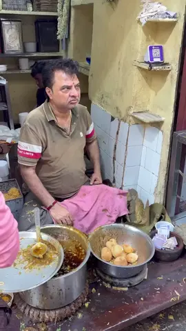 Taste that makes your tongue stumble – Laali Changhani’s Club Kachori is pure street food magic! #Foodie #foodbloggers #LaaliChanghani #ClubKachori #indianstreetfood 