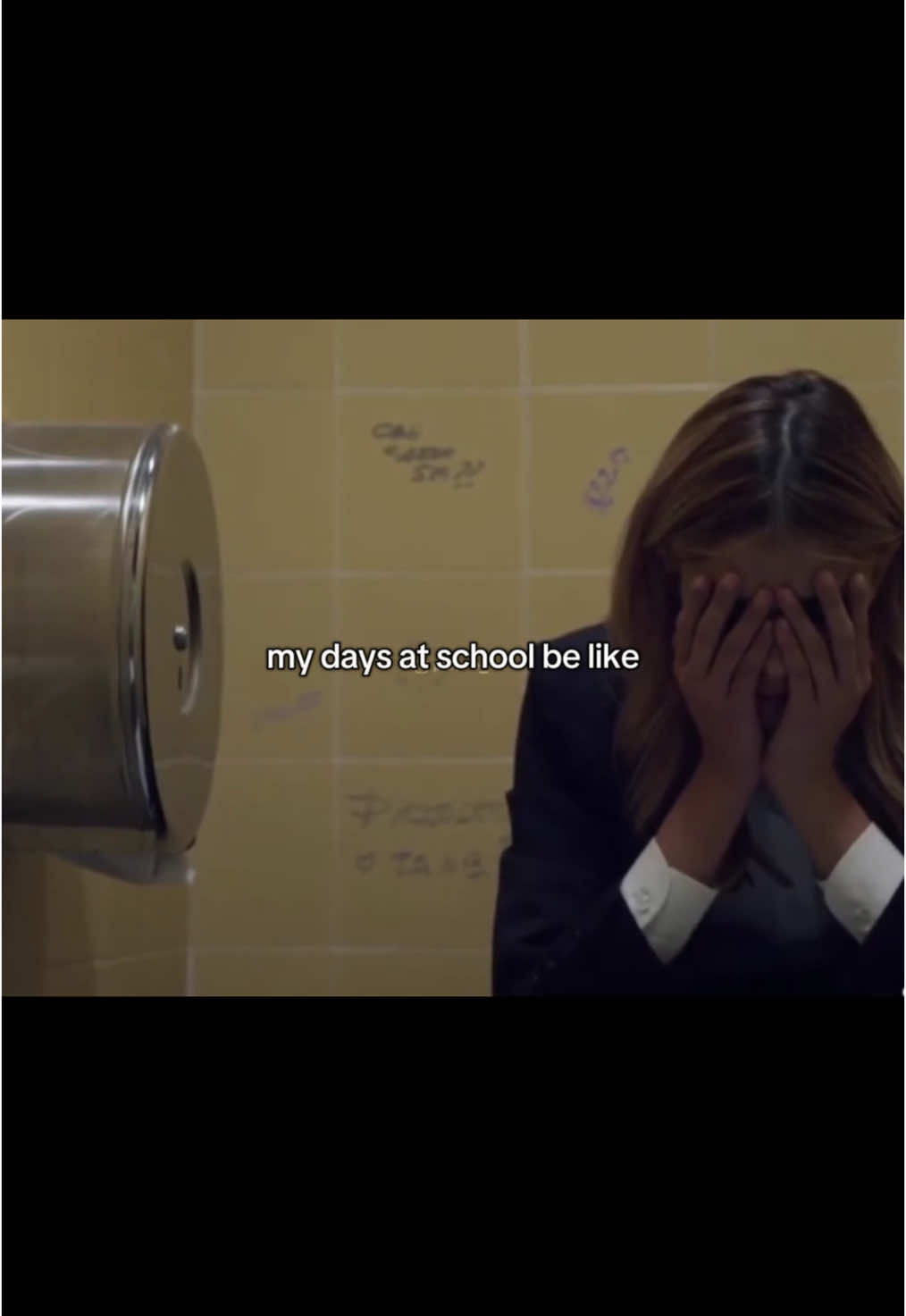 school restrooms are my hiding spot #babynetflix #chiaraaltieri  #ludovicastorti #benedettaporcaroli #lorenzozurzolo #schoollife #depressionanxiety #netflixseries #italy #roma #fyp #parati #foryou #viral #tendencia #relatable #lanacoppola 