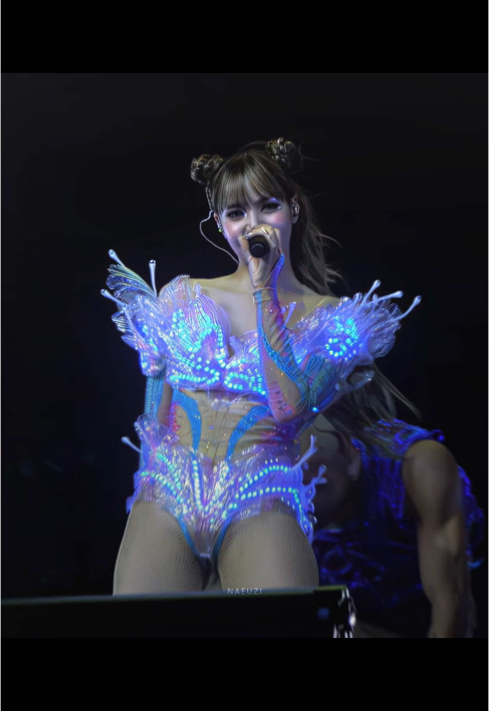 a glowing fairy #lisa #lalisa #lisaedit #lalisamanoban #lisablackpink #blackpink #blackpinkedit #kpop #kpopedit #kpopfyp #coachella #lisachella lisa coachella performance 2025 fancam 