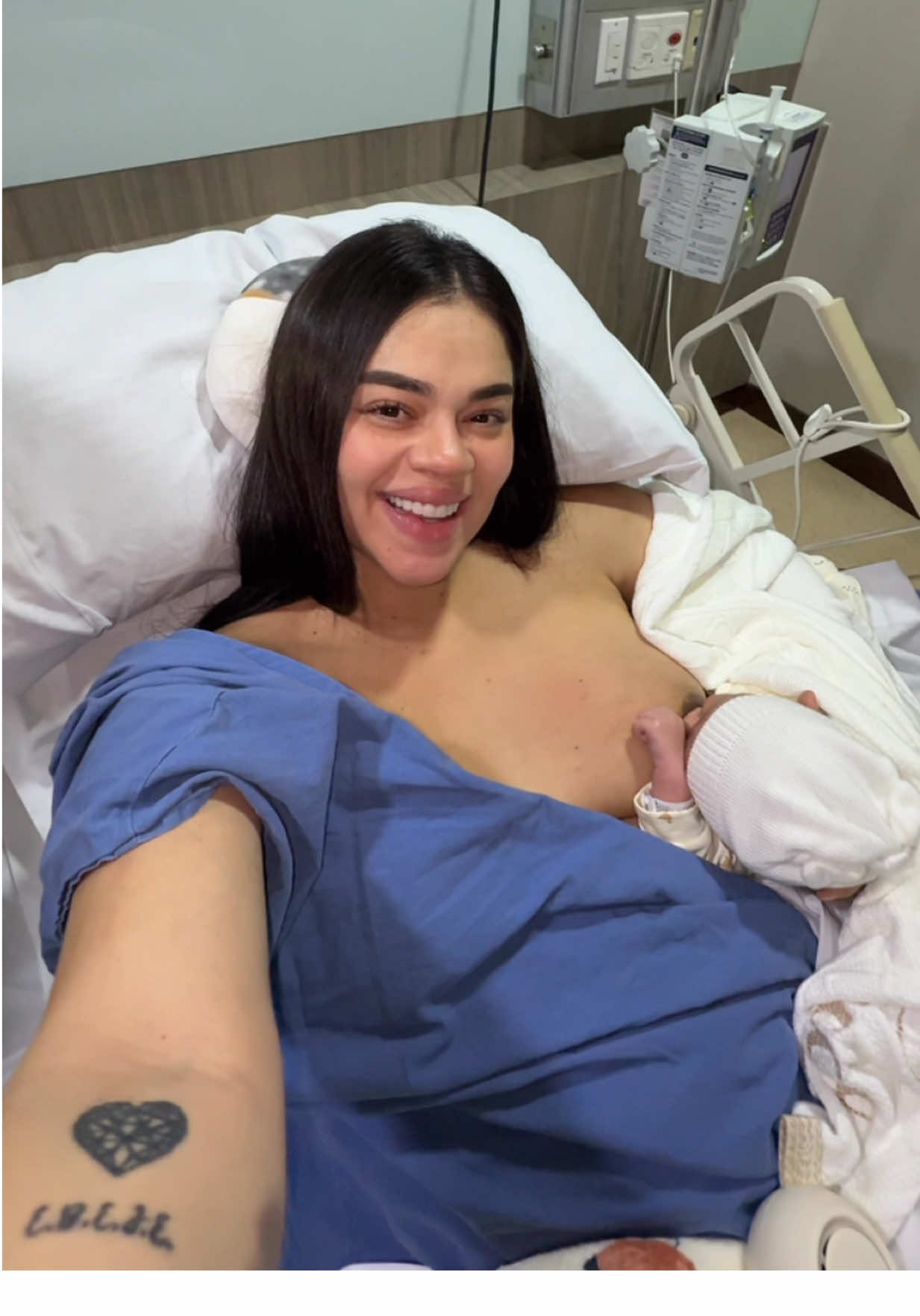 Hola tías… ya estoy con ustedes🥹 Gracias por todo el amor que me dieron desde la pancita!🤱🏻🩵  @Lucca Baladan Segura👶🏻 🫶🏻 #fyp #lasegura #fyi #videoviral #embarazo #pregnant #tendencia #nacimiento 