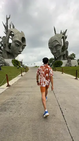 Tersembunyi di sekitar Pantai Nyanyi, tepatnya di Desa Beraban, Kabupaten Tabanan, Bali, terdapat Nuanu, destinasi yang enggak hanya cocok buat party, tapi juga menawarkan banyak atraksi di satu tempat sekaligus. Tempat wisata terpadu ini juga menawarkan aktivitas terkait kesehatan, dan kebugaran, serta hunian dan gaya hidup sebagai lima pilar yang dipegang teguh. Magic Garden mengajak pengunjung mengenal berbagai jenis flora dan fauna yang ada di Nuanu!  Nuanu juga memiliki kegiatan yang tak kalah menariknya, yaitu membuat kerajinan tangan khas Bali di Rattan Workshop di Art Village. Kamu bisa mengunjungi Aurora Media Park.Tempat ini sangat cocok dikunjungi di malam hari, karena kamu bisa menyaksikan taman dengan instalasi seni yang dibantu teknologi projection mapping. Untuk ke sini tiket masuk Rp 20 ribu per orang, berlaku bagi wisatawan domestik dan wisatawan mancanegara (wisman). Yuk beli tiketnya sekarang di go.nuanu.com/ticket dan rasakan serunya sehari di Nuanu! @Nuanu Creative City @magicgarden.nature  #JelajahBali #ttpetualangpro #ttpetualangnewbie #nuanu #discovernuanu #nuanucreativecity #bali #auroramediapark #travel #hiddenge