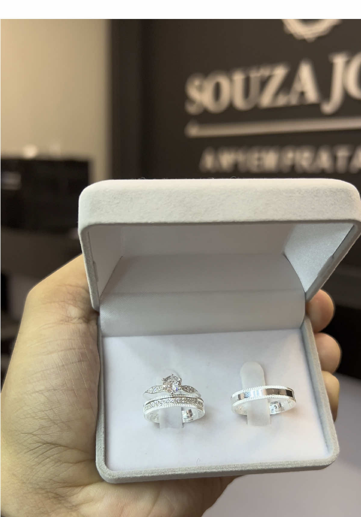 Uma perfeição em forma de aliança de prata, quem concorda? 🥰🤌 O dia dos namorados está chegando, faça já o seu pedido em nosso site e garanta descontos e frete grátis na sua primeira compra! Atendimento 💬 (11) 97362-4495 Souza Joias, A Nº1 EM PRATA 925/950 🥇 #aliancasdenamoro #prata #diadosnamorados 