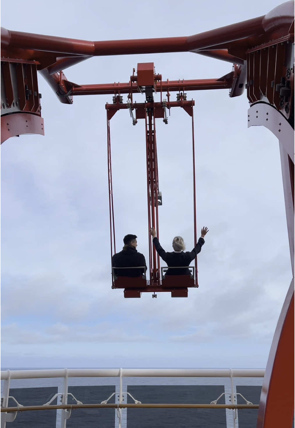 Aventura en el #cliffhanger!! 🔺😜 Este el columpio más alto y más nuevo, solo lo encuentras en MSC World América! Se encuentra en el piso 20 del barco y subirte ahí es mejor cuando estamos navegando.  Me gusta mucho vivir nuevas experiencias y esta me encantó! Volveré 😜  Que no les engañe mi risa, es mi risa nerviosa haha  ¿Tú también te subirías?  #msc #msccruises #mscworldcruise #ship #cruise #cruiselife #crew #tripulante #fotografa #aventura #hanger #mscworldamerica