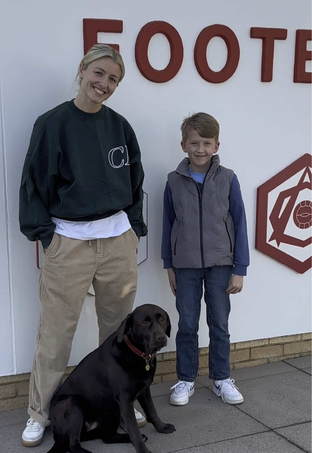 The best morning being shown around the Arsenal training complex by England captain @Leah Williamson ! Thank you for making Stanleys day @CadburyUK 🙌🏼 #arsenal #leahwilliamson #football