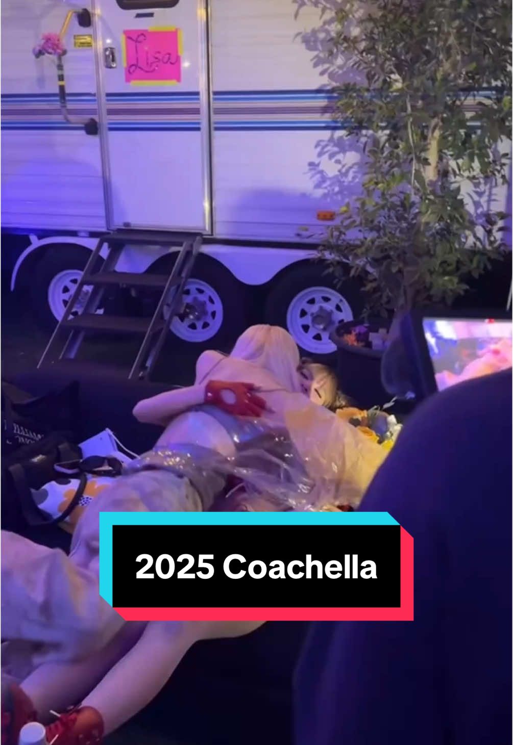 #2025coachella Rosé 在 IG 限時上傳和 Lisa 在後台的可愛互動！Rosé還化身記者詢問 Lisa 舞臺上的小趣事，Lisa 馬上表示沙漠的風吹得她嘴巴超乾逗笑Rosé。  Video：Rosé IG Stories #blackpink #lisa #rosé 