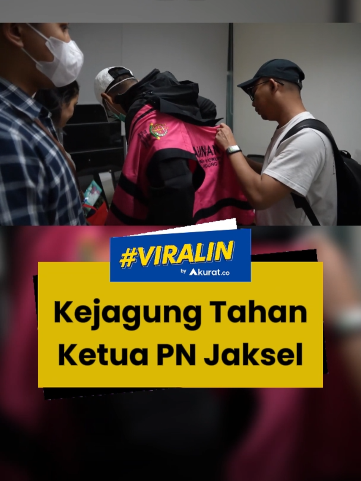 Sebelumnya, Majelis hakim Pengadilan Tindak Pidana Korupsi pada PN Jakarta Pusat memberikan vonis lepas kepada tiga terdakwa korporasi dalam kasus pemberian fasilitas ekspor CPO pada 19 Maret 2025. Ketiga korporasi tersebut yakni Permata Hijau Group, Wilmar Group, dan Musim Mas Group. Adapun majelis hakim perkara itu diketuai Djuyamto, hakim anggota Ali Muhtarom dan Agam Syarief Baharudin, serta panitera pengganti Agnasia Marliana Tubalawony. 🎥: Dok. Kejagung #fyp #viral #korupsi #gratifikasi #kejagung #cpo #pnjaksel #pengadilannegeri #akuratco