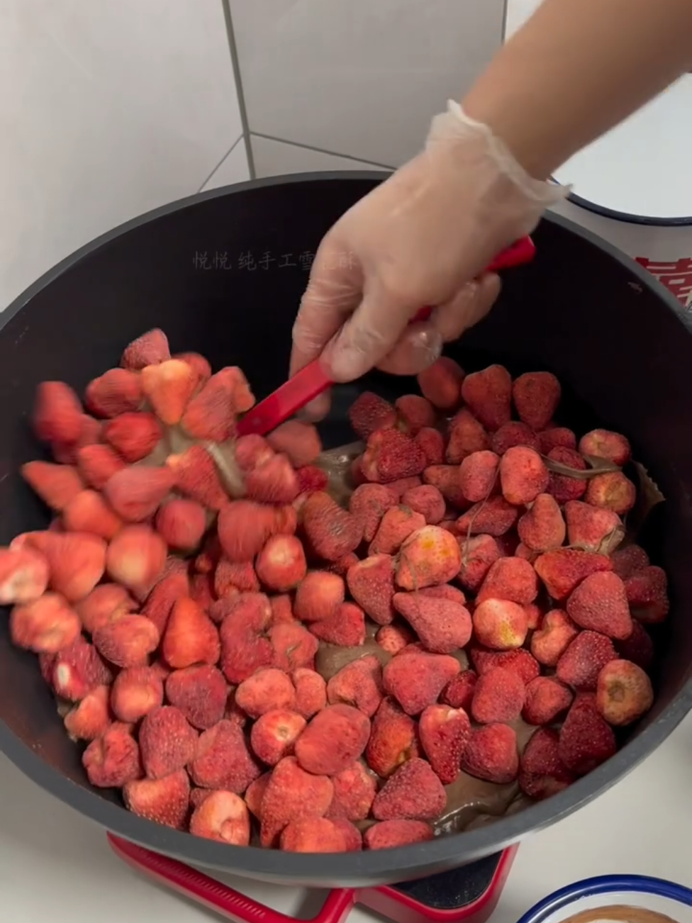 It’s the full version you want to watch. Come on! Come on! Famena Guoqiao and Fafuna cocoa powder with sour and sour big strawberry garden is delicious and delicious Snowflake Crispy Foodie Potato. #nougat #FoodLover #snowflakecrisps #asmr #fypシ゚viral #dessert #snowflakecrisp #strawberry #cookingtiktok #簡単レシピ #お菓子作り好きな人と繋がりたい #nougatcandy #food #tiktokfood #tiktokcookbook #snowflake 
