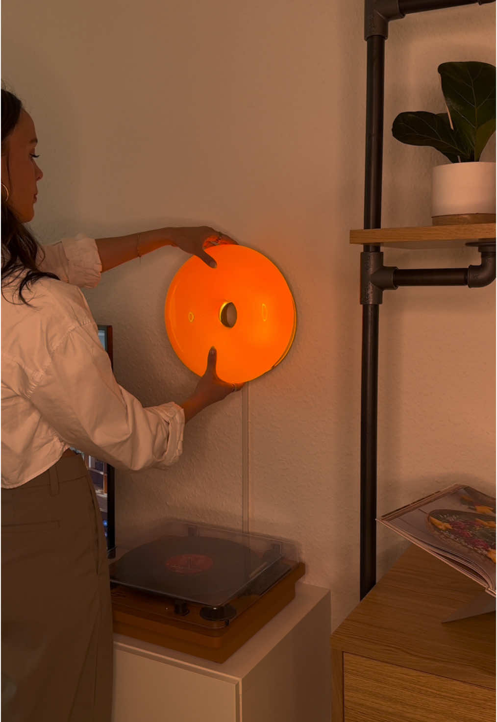 New IKEA Donut-Lamp Hack 🍩🧡 So wird auch deine VARMBLIXT Lampe von IKEA orange leuchten 🍊 Der Lampenschirm sieht zwar orange aus, das Licht scheint jedoch eher gelb. Dazu ist sie auch relativ hell, was ich etwas anpassen wollte. ☺️ Dazu habe ich mir einfach oranges Klebeband besorgt und um den kleinen LED Leuchtring im Inneren der Lampe gewickelt! 😇  (🚨Es ist ein kleiner LED Stripe in einem Silikonmantel, der auch nicht heißt wird. Auch durch das Klebeband entsteht kein Hitzestau. Für andere Lampen oder LED‘s ist es nicht zu empfehlen!) Und jetzt leuchtet sie im perfekten orange! 🍊  Habt ihr euch die VARMBLIXT Lampe zu Hause!? ☺️🫶 #ikea #ikeahack #ikeadeutschland #wohnideen #wohnen #inspiration #interior #homedecor #einrichtungsideen #inneneinrichtung #lampe #light 