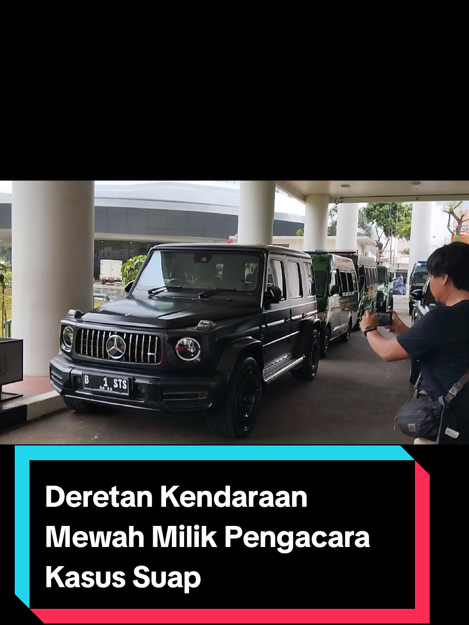Tim penyidik Kejaksaan Agung (Kejagung) kembali menyita sejumlah kendaraan mewah dari rumah pengacara Ariyanto Bakrie (AB) dalam kasus dugaan suap Ketua Pengadilan Negeri (PN) Jakarta Selatan Muhammad Arif Nuryanta. Suap dimaksud untuk mengondisikan putusan lepas korupsi ekspor crude palm oil (CPO) atau minyak mentah dengan terdakwa korporasi. Kendaraan tersebut dibawa penyidik Jaksa Agung Muda Bidang Tindak Pidana Khusus (JAM Pidsus) ke depan Gedung Kartika Kejagung, Jakarta Selatan, Minggu, 13 April 2025. Kendaraan yang telah tiba yakni 3 unit mobil terdiri dari Land Rover Defender Discovery, Land Rover Defender Classic warna abu-abu, dan Toyota Land Cruiser warna hitam Dan dua unit sepeda motor merek Harley Davidson. Sebelumnya pada konferensi pers Kejagung pada Sabtu malam, tim penyidik juga telah menyita 4 unit kendaraan. Rinciannya adalah Ferrari Spider warna merah, Nissan GT-R warna abu-abu, Mercedes-Benz G Class warna hitam, dan Lexus warna hitam. Sehingga totalnya hingga Minggu sore ini kendaraan yang disita sebanyak 7 unit mobil mewah dan 2 unit motor Harley Davidson. Seluruhnya disita dari rumah Aryanto selaku pengacara terdakwa korporasi korupsi ekspor CPO minyak goreng. 