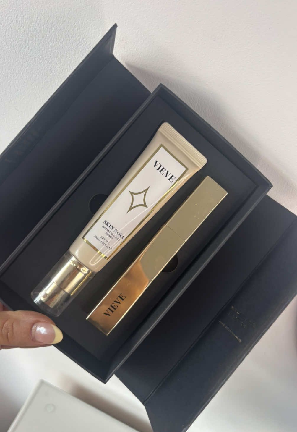 Thankyou so much @Vieve for gifting me The Icons duo. I’m obsessed ☁️✨🤍 Skin Nova immediately increases skin moisturisation by 202% after application Modern Mascara is the ultimate everyday mascara. Buildable volume, length and definition with a long-lasting intensely pigmented formula. #dewyskin #vieve #PR #gifted #glazeddonutmakeup #ugccreator #ucg #fyp #springmakeup 