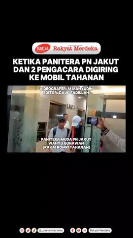 Kejaksaan Agung (Kejagung) menetapkan Ketua Pengadilan Negeri Jakarta Selatan (PN Jaksel) Muhammad Arif Nuryanta (MAN) sebagai tersangka kasus dugaan suap putusan lepas, dalam perkara dugaan korupsi ekspor crude palm oil (CPO)/minyak sawit mentah atas nama terdakwa korporasi di Pengadilan Tipikor Jakarta. Direktur Penyidikan Jaksa Agung Muda Bidang Tindak Pidana Khusus (JAM Pidsus) Abdul Qohar mengatakan, Arif ditahan bersama tiga tersangka lain, yakni Panitera Muda Pengadilan Negeri Jakarta Utara (PN Jakut) Wahyu Gunawan (WG), pengacara korporasi Marcella Santoso (MS) dan pengacara korporasi Aryanto (A). Keterangan ini disampaikan Qohar di Gedung Kartika Kejaksaan Agung, Jakarta, Sabtu malam (12/4/2025). Berdasarkan laman resmi Direktori Putusan Mahkamah Agung (MA), putusan lepas dalam kasus ini, dibacakan di Pengadilan Tipikor Jakarta pada Rabu (19/3/2025). Dalam putusannya, Majelis Hakim menyatakan bahwa korporasi PT Wilmar Group, PT Permata Hijau Group, dan PT Musim Mas Group terbukti melakukan perbuatan sesuai dakwaan primair maupun subsidair jaksa penuntut umum (JPU). Namun hakim menyatakan, perbuatan itu bukanlah merupakan suatu tindak pidana. Sehingga, hakim membebaskan para terdakwa dari tuntutan jaksa serta memerintahkan pemulihan hak, kedudukan, kemampuan, harkat serta martabat para terdakwa seperti semula. #kasusminyaksawitmentah   #kejagung #pnjakut #pnjaksel 
