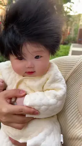 Heart-melting! An adorable 4-month-old baby girl in China’s Guangdong province experienced the wind for the first time, her hair dancing in the spring breeze. #baby  #chinese  #guangdong  #adorable  #cute #lovely  #fun