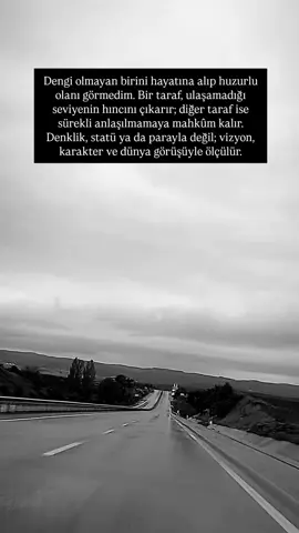 Dengi olmayan birini hayatına alıp huzurlu olanı görmedim. Bir taraf, ulaşamadığı seviyenin hıncını çıkarır; diğer taraf ise sürekli anlaşılmamaya mahkûm kalır. Denklik, statü ya da parayla değil; vizyon, karakter ve dünya görüşüyle ölçülür. #yallnizkurt  #şiir #sözlerdiyarı #biyografisözleri  #duygusalvideolar #fyp 