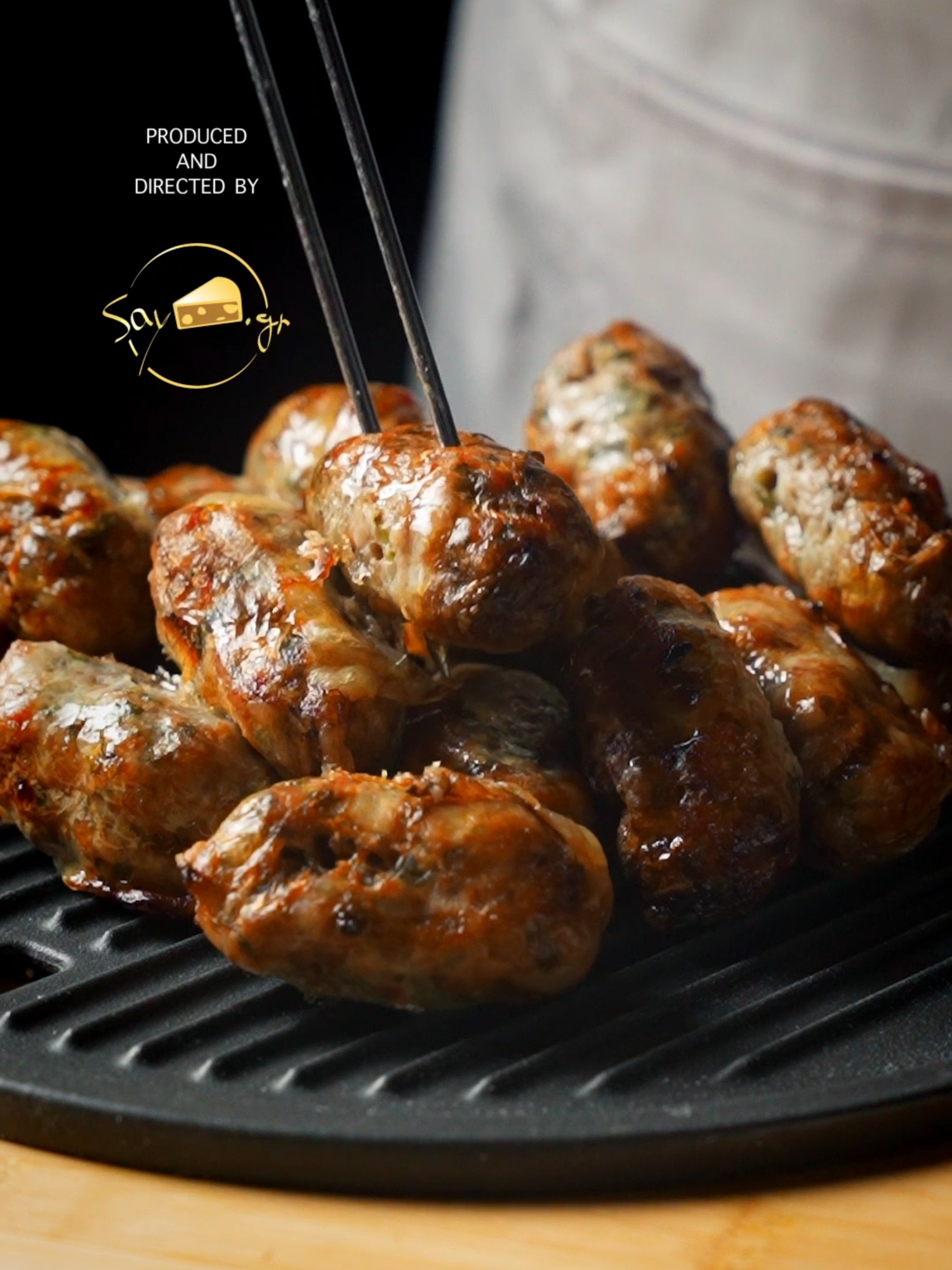 Σεφταλιές Κυπριακές | Sheftalia (Cypriot pork and lamb sausage) Παραδοσιακός μεζές της Κύπρου που ταιριάζει στο πασχαλινό τραπέζι. Ζουμερές σεφταλιές με δύο κιμάδες και αρώματα κανέλας και ρίγανης. ΥΛΙΚΑ 500 γρ. χοιρινό κιμά 500 γρ. αρνίσιο κιμά 2 αρνίσιες μπόλιες 80 γρ. φρυγανιά τριμμένη 2 κρεμμύδια, ψιλοκομμένα 1 σκελίδα σκόρδο, λιωμένη ½ ματσάκι μαϊντανό, ψιλοκομμένο 1 κ.γ. κανέλα 1 κ.γ. ρίγανη, ξερή Αλάτι, πιπέρι Λευκό ξύδι ΔΙΑΔΙΚΑΣΙΑ Βάζουμε τις μπόλιες σε ένα μπολ, προσθέτουμε χλιαρό νερό και λίγο ξύδι και τις αφήνουμε για 1 ώρα να μαλακώσουν. Σε ένα μεγάλο μπολ βάζουμε τους κιμάδες, τη φρυγανιά, τα κρεμμύδια, το σκόρδο, τον μαϊντανό, την κανέλα, την ρίγανη αλάτι και πιπέρι και ζυμώνουμε τουλάχιστον για 5 λεπτά μέχρι να ενωθούν. Σκεπάζουμε το μπολ και αφήνουμε το μείγμα για 1 ώρα στο ψυγείο. Βγάζουμε τις μπόλιες από το νερό, τις στεγνώνουμε και τις κόβουμε σε κομμάτια. Πλάθουμε μικρά μπιφτεκάκια (βάρους περίπου 30-40 γρ.) και τα τυλίγουμε στις μπόλιες. Περνάμε τις σεφταλιές σε σούβλες και τις τοποθετούμε σε σχάρα, τοποθετημένη σε μια λαμαρίνα. Ψήνουμε σε προθερμασμένο φούρνο στους 200°C για 20 λεπτά, γυρίζοντάς 1-2 φορές για να ροδίσουν ολόγυρα. Σερβίρουμε τις σεφταλιές με ψημένες πίτες, χωριάτικη σαλάτα και αρωματισμένο γιαούρτι. #seftalia #pasxa #mezes #easterfood #ladybugcooking #greekfood #greekrecipe #food #foodie #foodlover #foodporn #yummy #delicious #tasty #eating #yum #cooking #foodtiktok #foodtok #tiktokfood #recept #recipe #cookingvideo #easydinner #homemadefood #foodhack #easyrecipes #cookinghacks #5minuterecipes #asmrfood