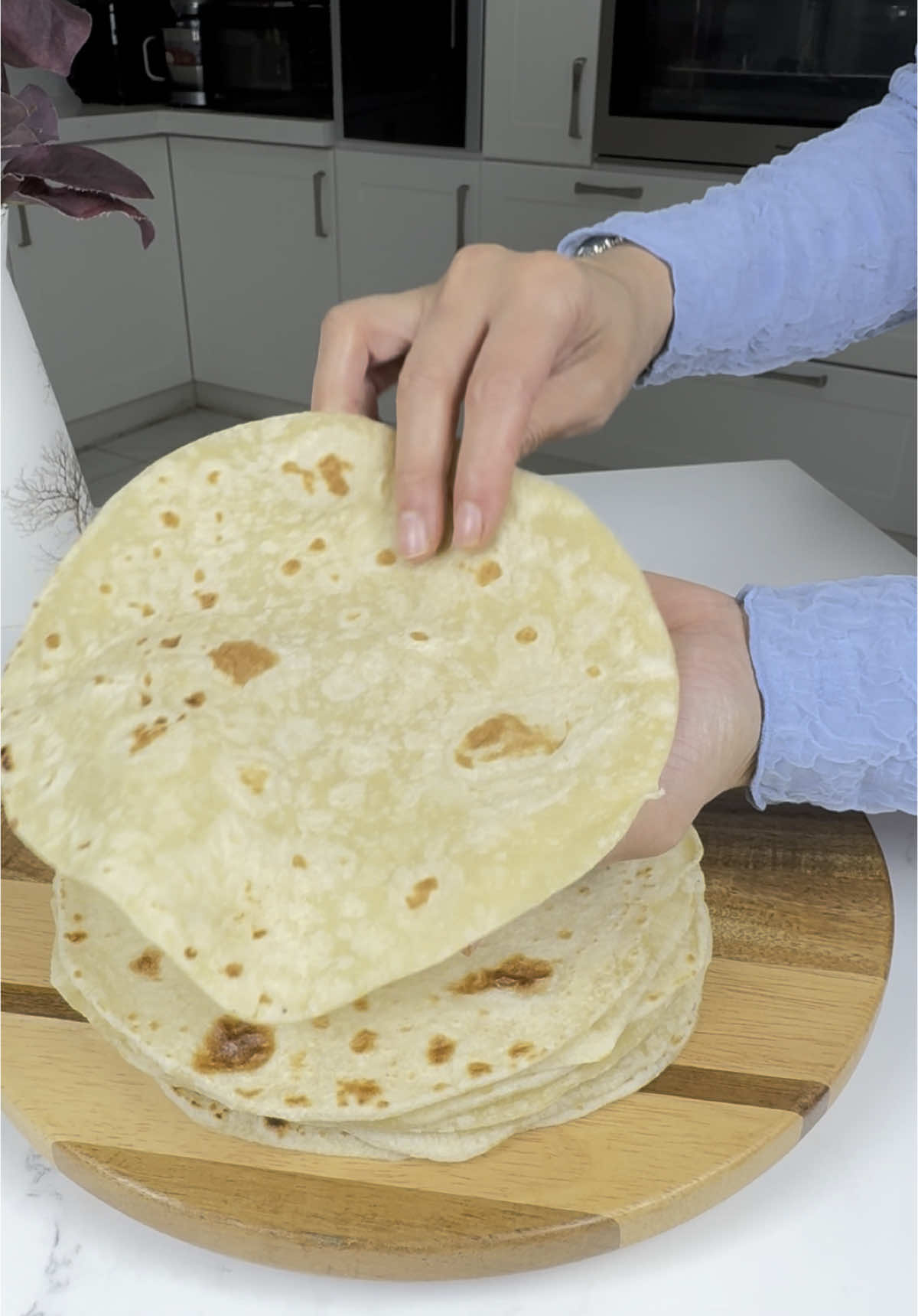 ‎٢٠ رغيف تورتيلا باقل من دينار 😱😱😱بمكونين اثنين وبأقل من ١٠ دقائق  🌮🌮معقوووووول 😁طريقة سهلة كثير وهيتطلع افخم من الجاهز بكفي ما في مواد حافظة وما بنشف وبزبط لكل السندوتشات  . . ‎المقادير  ‎- ٤ أكواب طحين  ‎- ٤ م ك زيت نباتي  ‎- رشة ملح  ‎- ٢ كوب ماء مغلي  . . ‎الطريقة  ‎- نضيف الطحين مع الزيت مع الملح ونضيف الماء المغلي ونحرك بالمعلقة الخشب لحراره الطحين  ‎- تعجين العجين جيداً حتى تصبح ملساء  ‎- تقطع حسب حجم رغيف التورتيلا  ‎- تكور ثم تفرد رقيقة جداً مثل الفيديو  ‎- في مقلاية على النار الحراره وسط إلى هادية والمقلاية حامية نضيف الخبز  ‎- اول ما تنشف تقلب على الجهة الثانية وبس تنشف تقبل على الجهة الثانية  ‎- بعدين بس تاخد اول لون ذهبي تقلب على الجهة الثانية  ‎- مهم كثير تغطي بفوطة مطبخ بس نتطلعها من المقلاية  . . ‎السندوش الذيذ ساندويش المفضل  ‎- خبز تورتيلا  ‎- جبنة تشدر @lacrima.middleeast  ‎- مكدوس  ‎- بتقدرو تضيفوا بندورة وجرجير بتطلع بتجنن  . . #chef_emtyaz #emtyaz_aljeetawy #امتياز_الجيتاوي #مخبوزات #خبز #معجنات #اكلات #حلو #خبز_تورتيلا  .