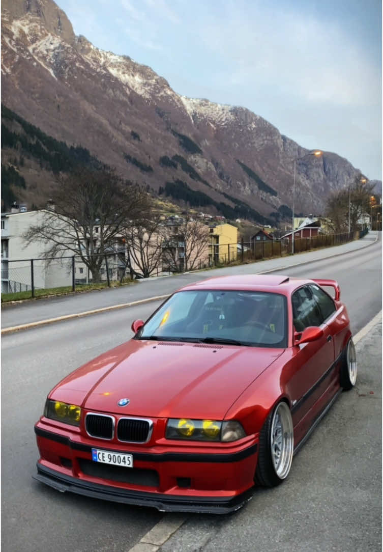 Mi bombo • #Kuyavisuals #carsoftiktok #europe #2025 #fyp #bmw #e36 #coupe #viral #norway #bavaria #videoviral #red #yellow #cars 