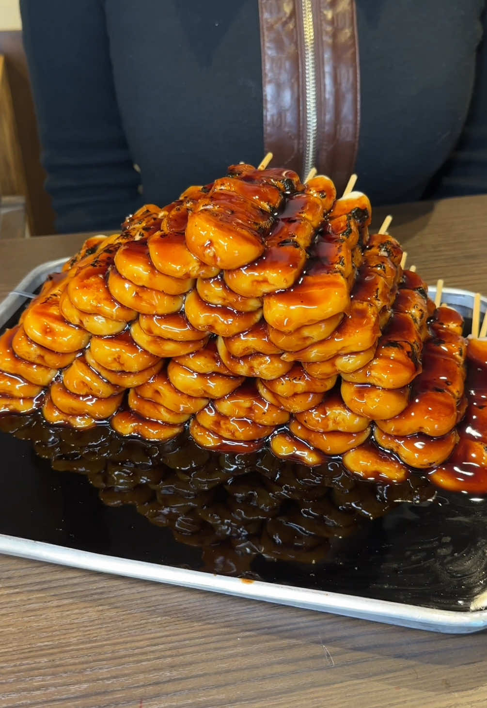 ふわっふわのみたらし団子 ◎ みたらし団子　180円 【店舗名】おとぎの蔵 豆の樹 【住所】愛知県岡崎市竜美南２丁目６−１１ 【営業時間】9:30-18:00 【定休日】水曜日 #愛知グルメ #名古屋グルメ #japanesefood #tiktokfood 