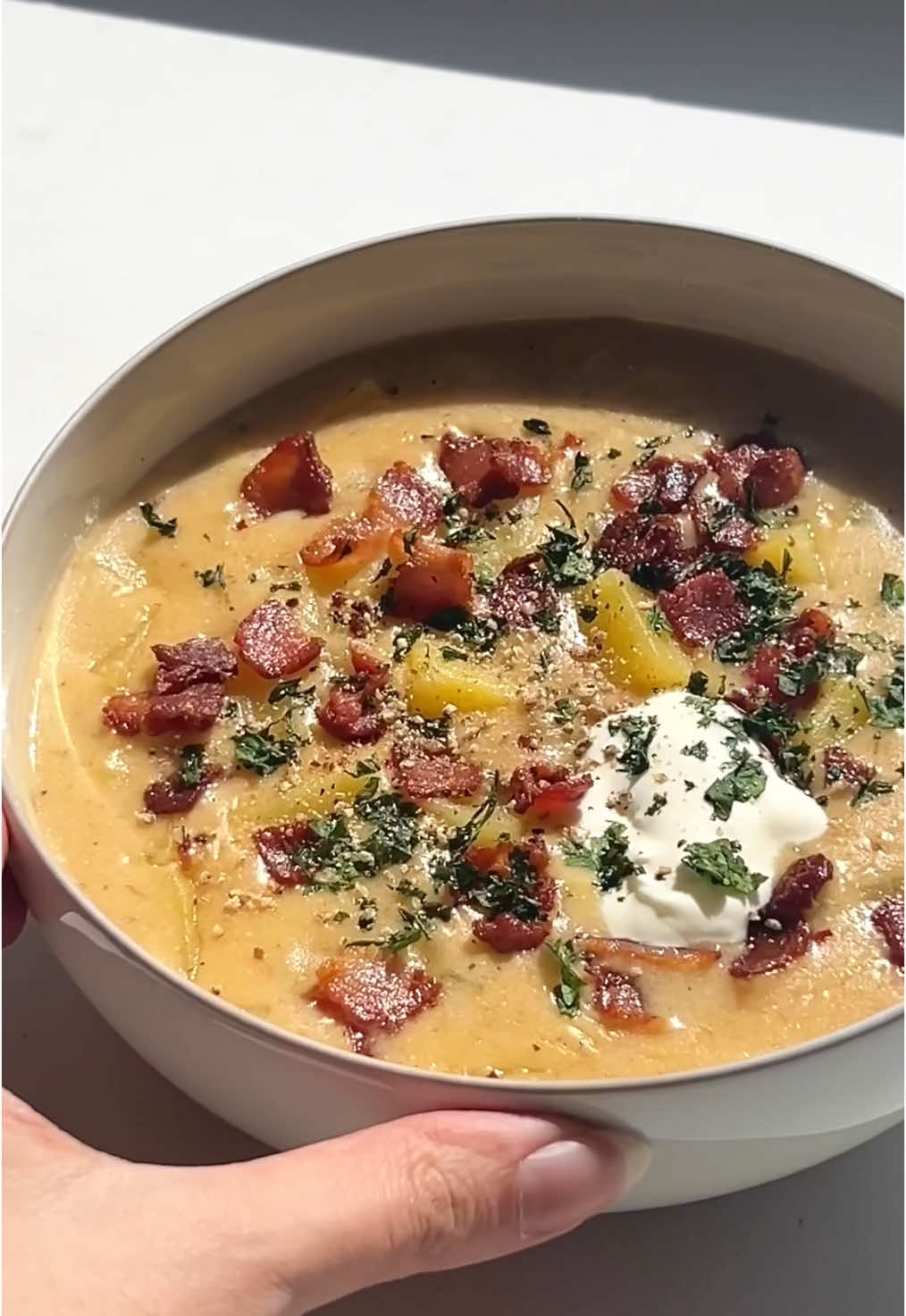 Loaded potato soup 🥔 all your favourite flavours of a baked potato in a soup! 📍 recipe in my bio or visit butterhand.com #loadedpotatoes #loadedpotatosoup #bakedpotato #potatosoup #potato #soup #bread #cheese #asmrfood
