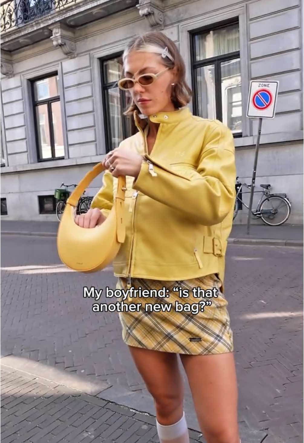 A new butter yellow handbag? Um... we have no idea what you're talking about #Zalando #MannequinChallenge #Spring #Fashion #outfitcheck