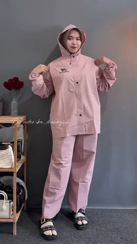 Ada gak sih yg kadang masih malu atau males pakek jas hujan pas musim hujan” gini.?? Kalau q sih enggak soalnya udah punya jas hujan se cute ini 😍 #jashujan #jashujanmurah #jashujandewasa #jashujancelana #matel #mantelhujan 
