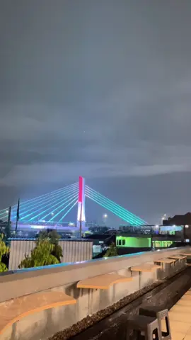 Salah satu tempat bengong estetik di BDG . Viewnya langsung ke jembatan layang pasopati  . Cuss yg lagi liburan diBDG, cobain ke kafe ini deh  #cafebandung  #bandung  #cafeestetikbandung 