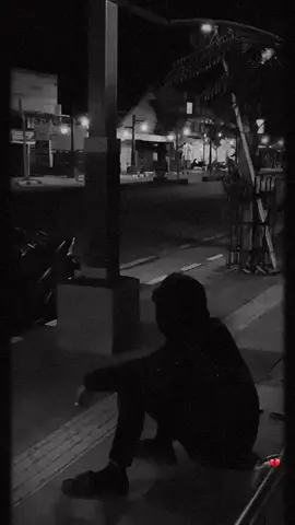 ولد وحيد قلبه مكسور يضحك أمام الجميع ويبكي في الخفاء عالمه مظلم دمره حب قديم 💔 وحدة 😔 حزن 🖤 صمت 🥀 موت الحب #شاب_حزين #قلب_مكسور #وحدة #حزن #ذكريات #حب_قديم #مشاعر #مكسور 